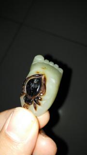 和田玉籽料黑皮知足常乐挂件请帮忙看看.谢谢!三千入的手
