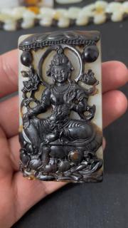 精品和田玉黑皮观音,俏色巧雕,双面雕工,喜欢的大哥们快来直播间吧!