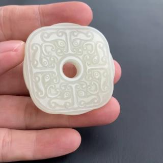 和田玉貔貅吊坠真的能带来好运吗?